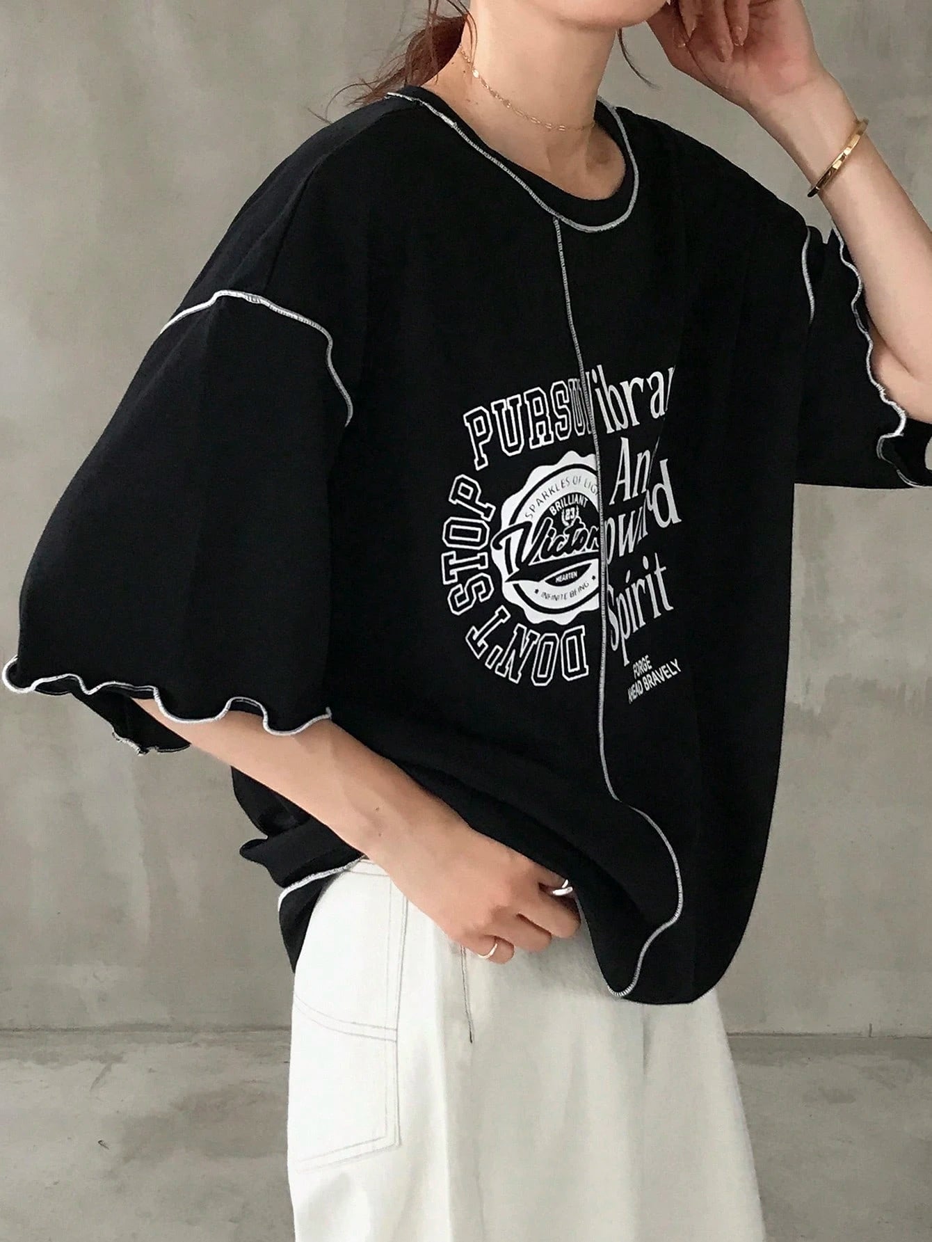 Round Neck Contrast Color Ruffle Hem Loose Fit T-Shirt With Contrast Letter Print, Summer Oversized Graphic Tee
