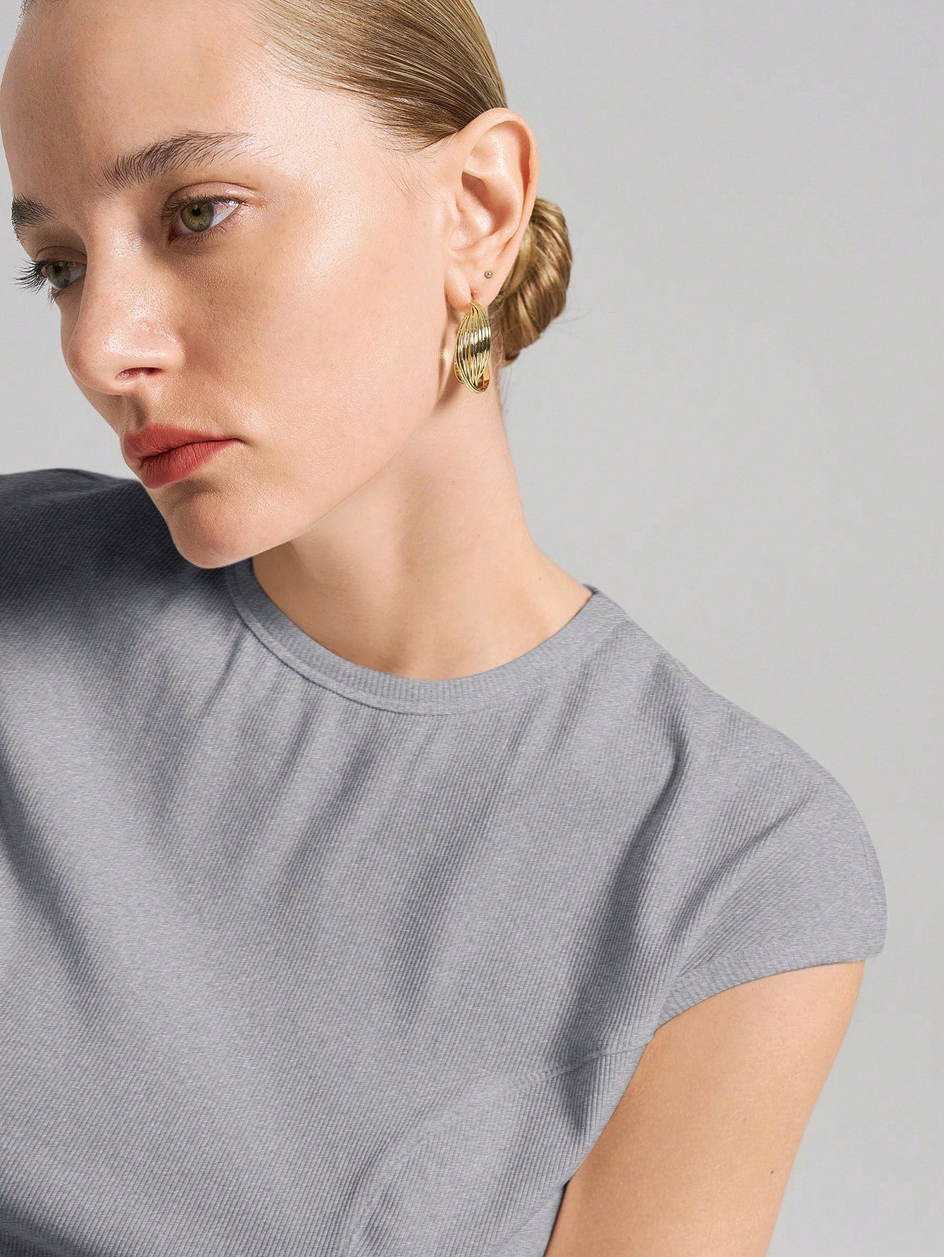 Ontre Urban Commuter White Knit Top, Short Sleeve Crew Neck T-Shirt