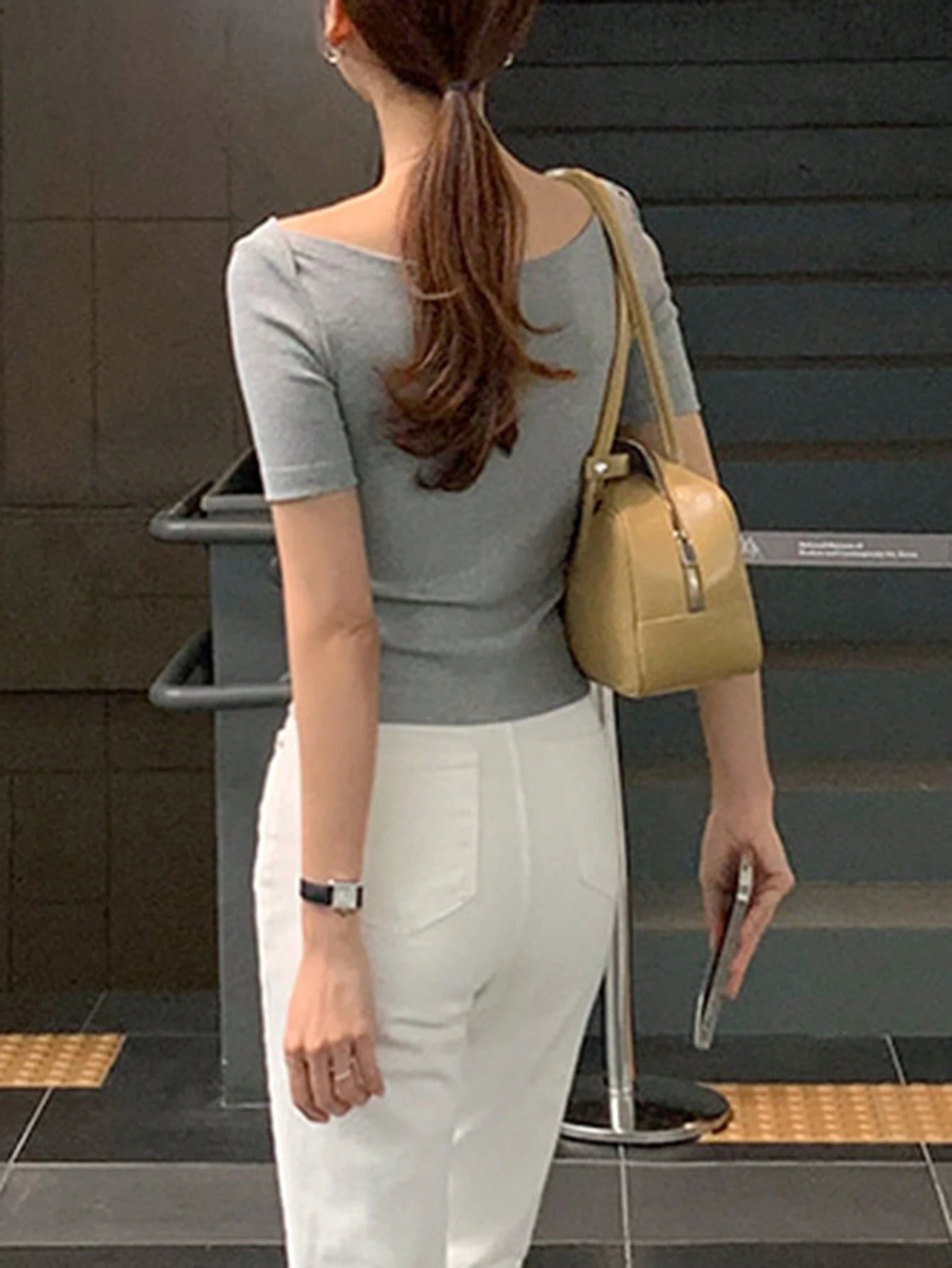 Round Neck Slim-Fit Short Sleeve Elegant T-Shirt