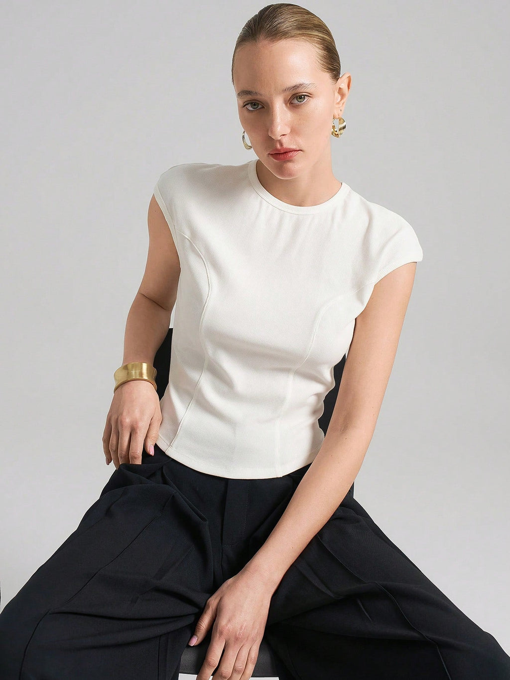 Ontre Urban Commuter White Knit Top, Short Sleeve Crew Neck T-Shirt