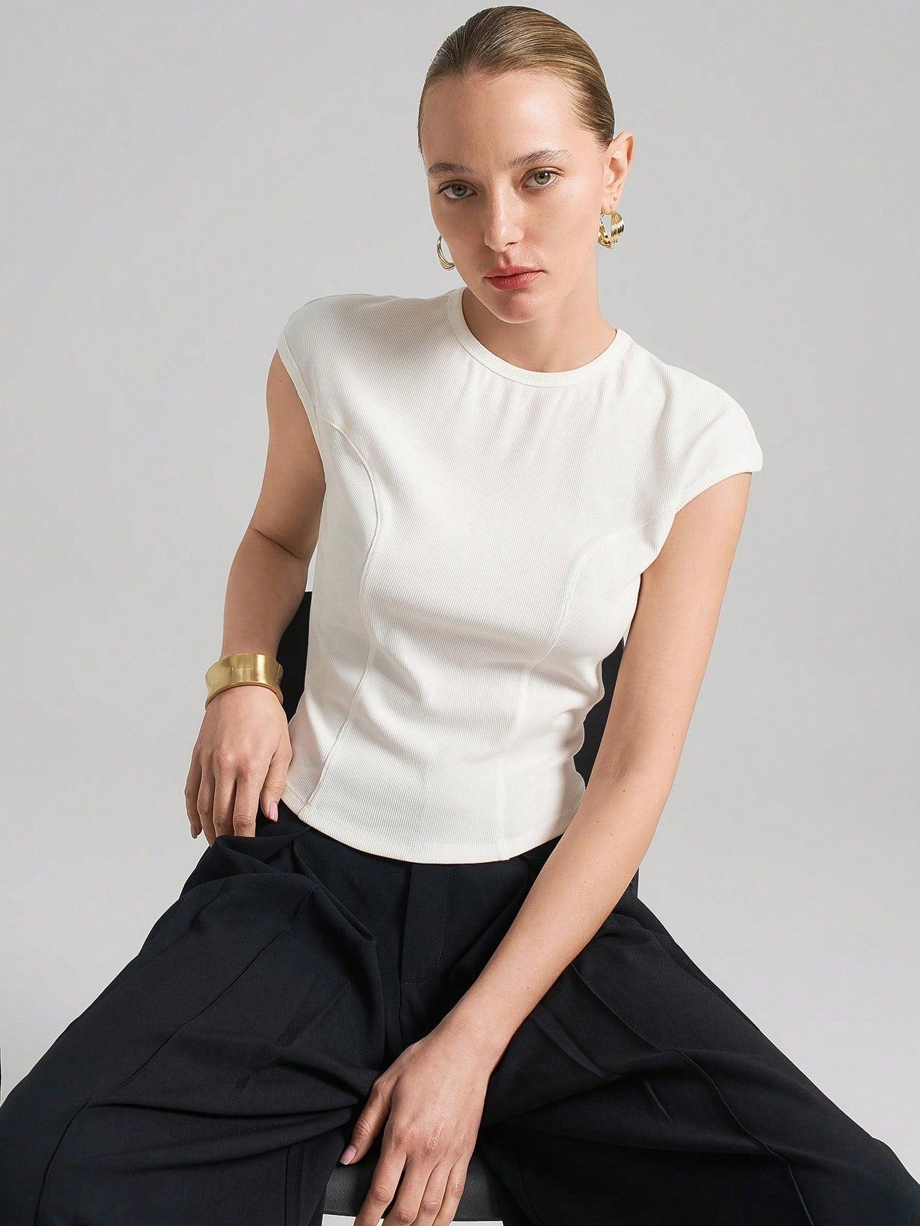 Ontre Urban Commuter White Knit Top, Short Sleeve Crew Neck T-Shirt