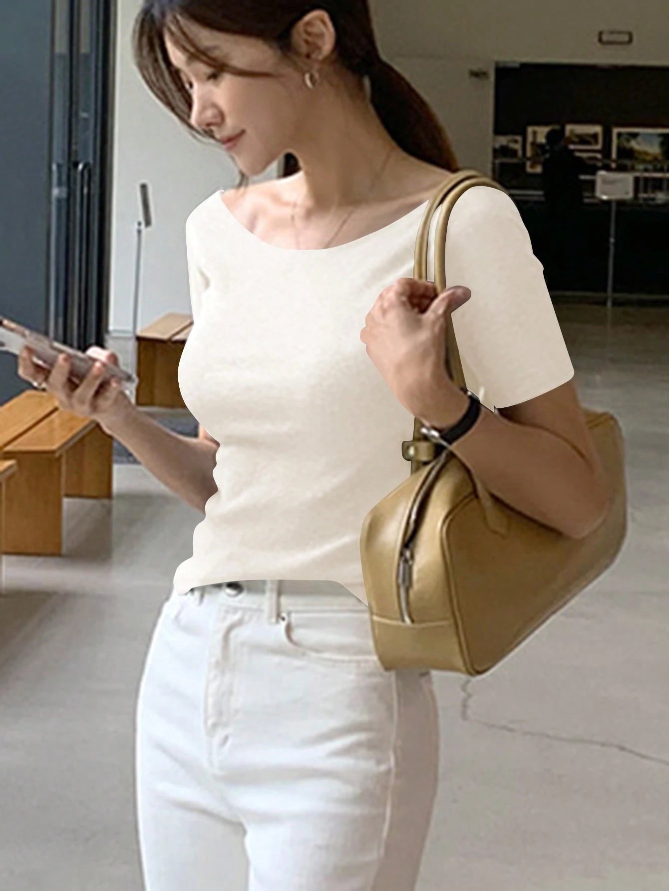 Round Neck Slim-Fit Short Sleeve Elegant T-Shirt